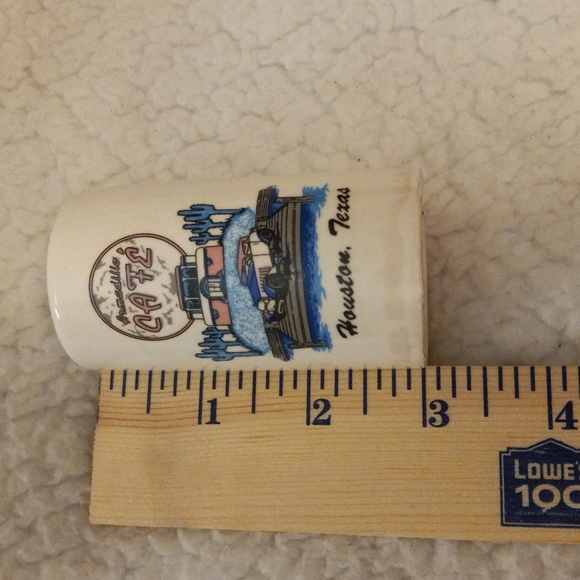 Armadillo Cafe Houston Texas Salt and Pepper Shaker Set Vintage Retro Car - Picture 6 of 6